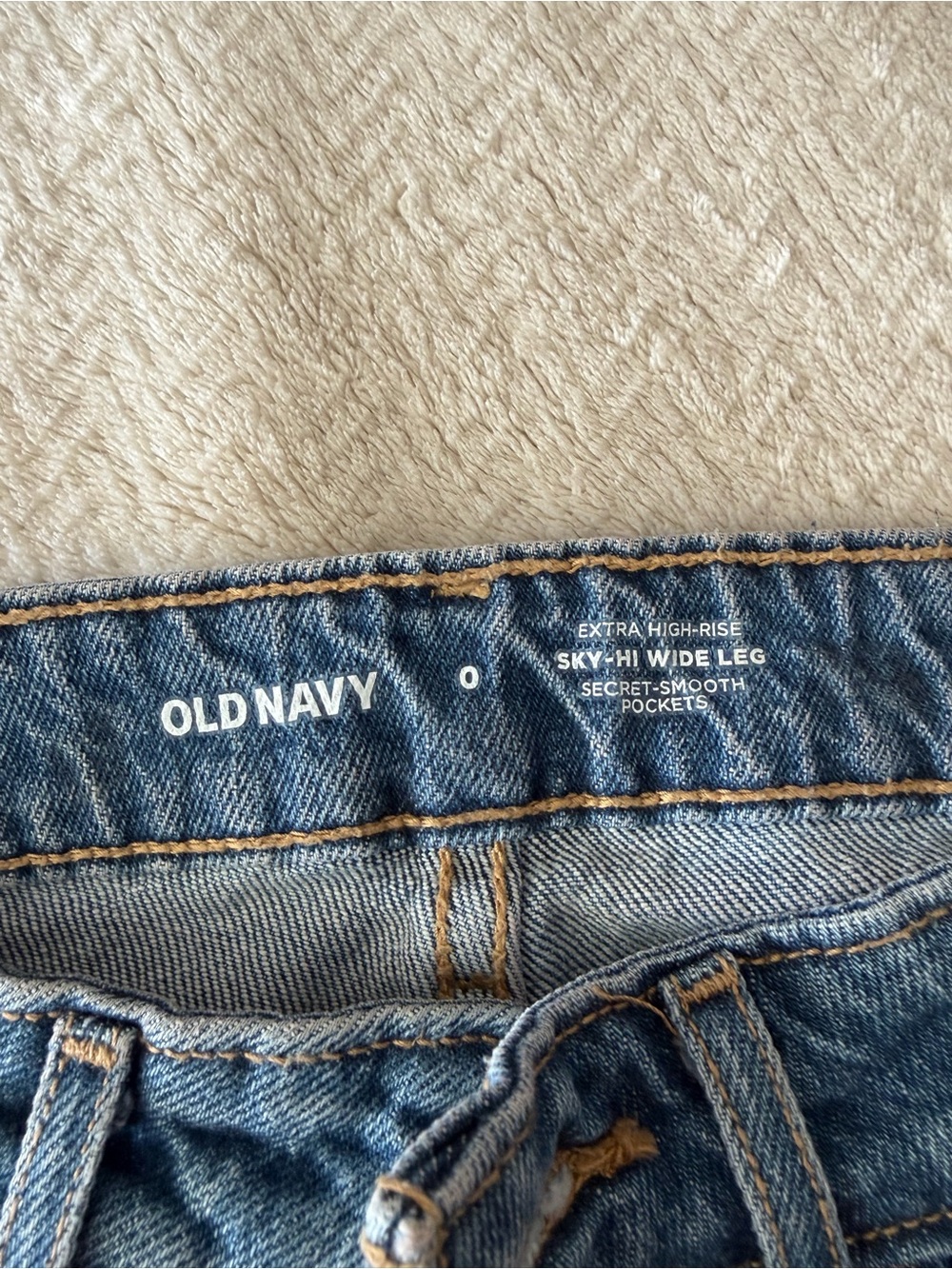 Old Navy Wide-Leg Jeans in Medium Blue Wash - Picture 2 of 3